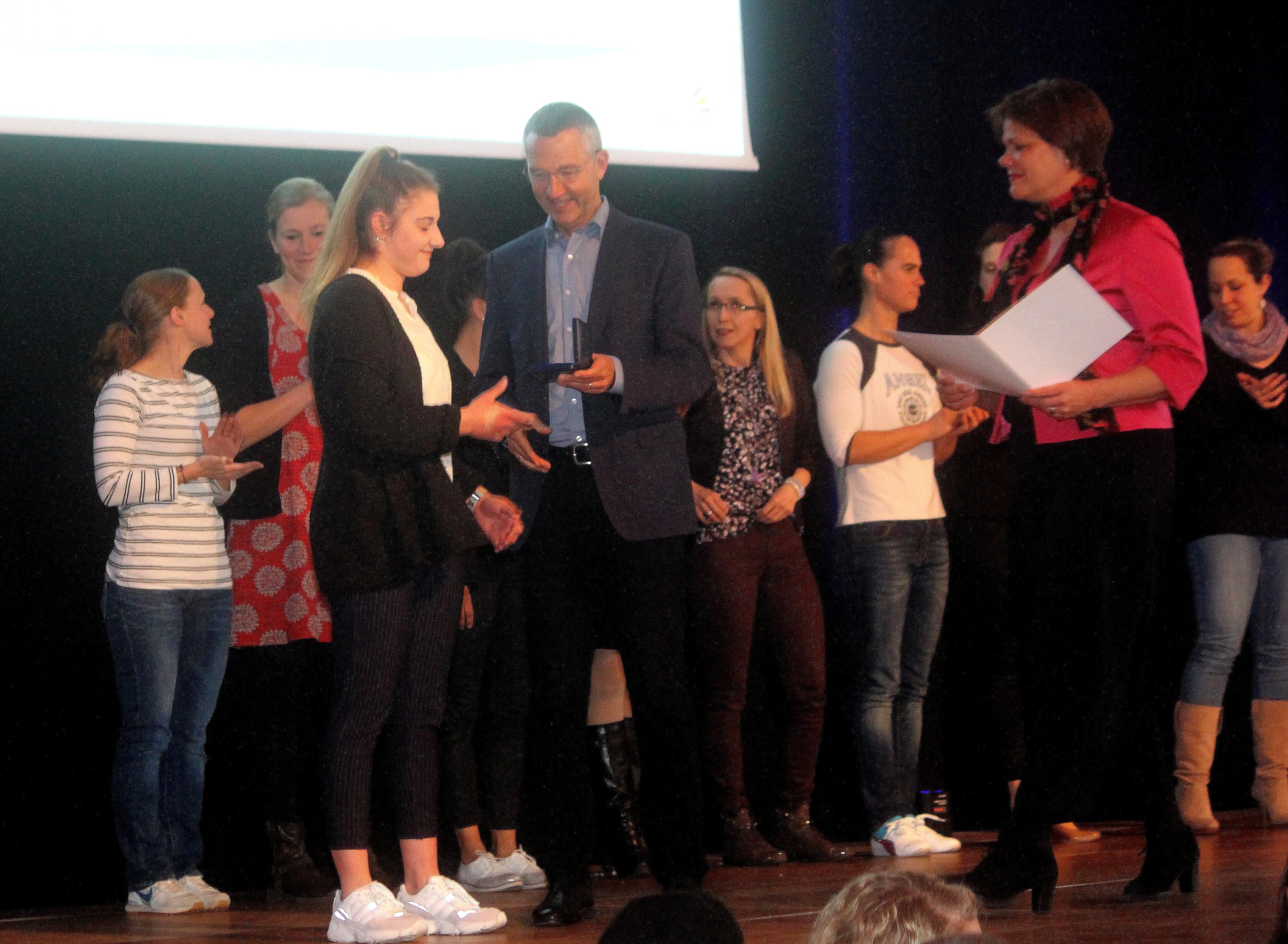 Eine von rund 170 Athleten. Bürgermeister Martin Lenz zeichnet Stella Bruzzo von der Kunstturn-Region Karlsruhe auf der Bühne aus. Foto: Knopf