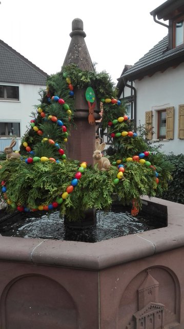 Ostern kann kommen. Der Dorfbrunnen in Seebach ist schon geschmückt.  | Foto: Privat