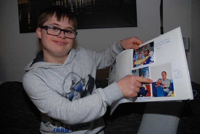 Marius gewährt Einblicke in sein Familienalbum und zeigt unter anderem Babybilder von ihm. | Foto: Pacher