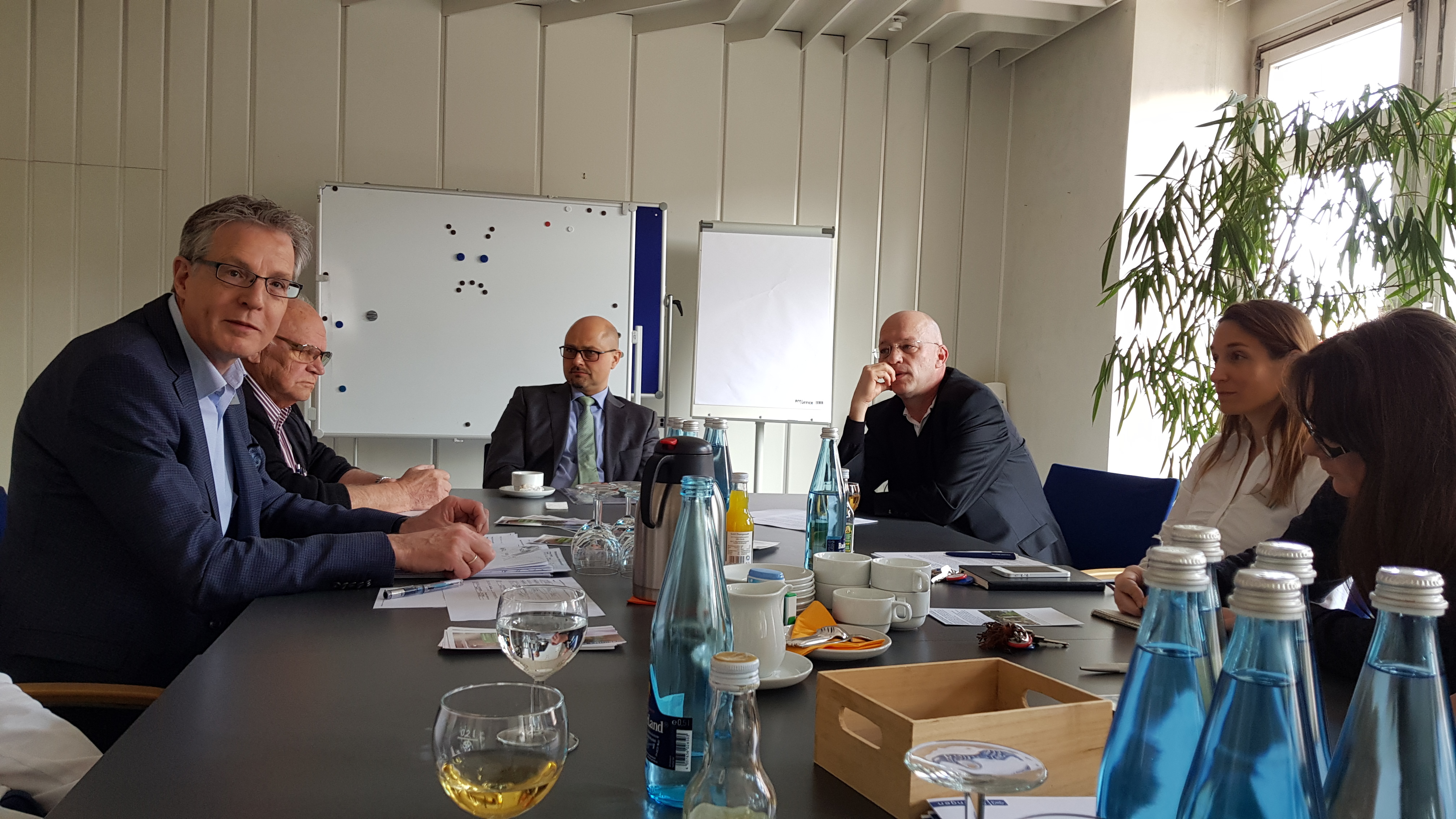 Besprechung (v.l.): Kultur- und Sportamtsleiter Robert Determann, Hanno Müller, „Gewerbeverein Ettlingen“, Oberbürgermeister Johannes Arnold, Henrik Hotz, „Gewerbeverein“, und Citymanagerin Nicole Bär foto: rj