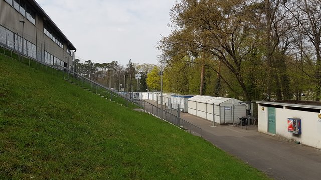 Hier verläuft dann der Zaun hinter der Tribüne - Trennung des Gästebereich | Foto: jow
