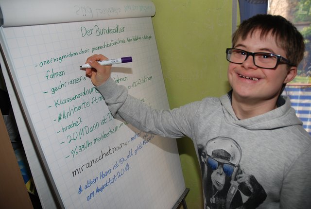 Marius an seinem geliebten Flipchart. Er überrascht mit einer gestochen klaren Schrift. | Foto: Pacher