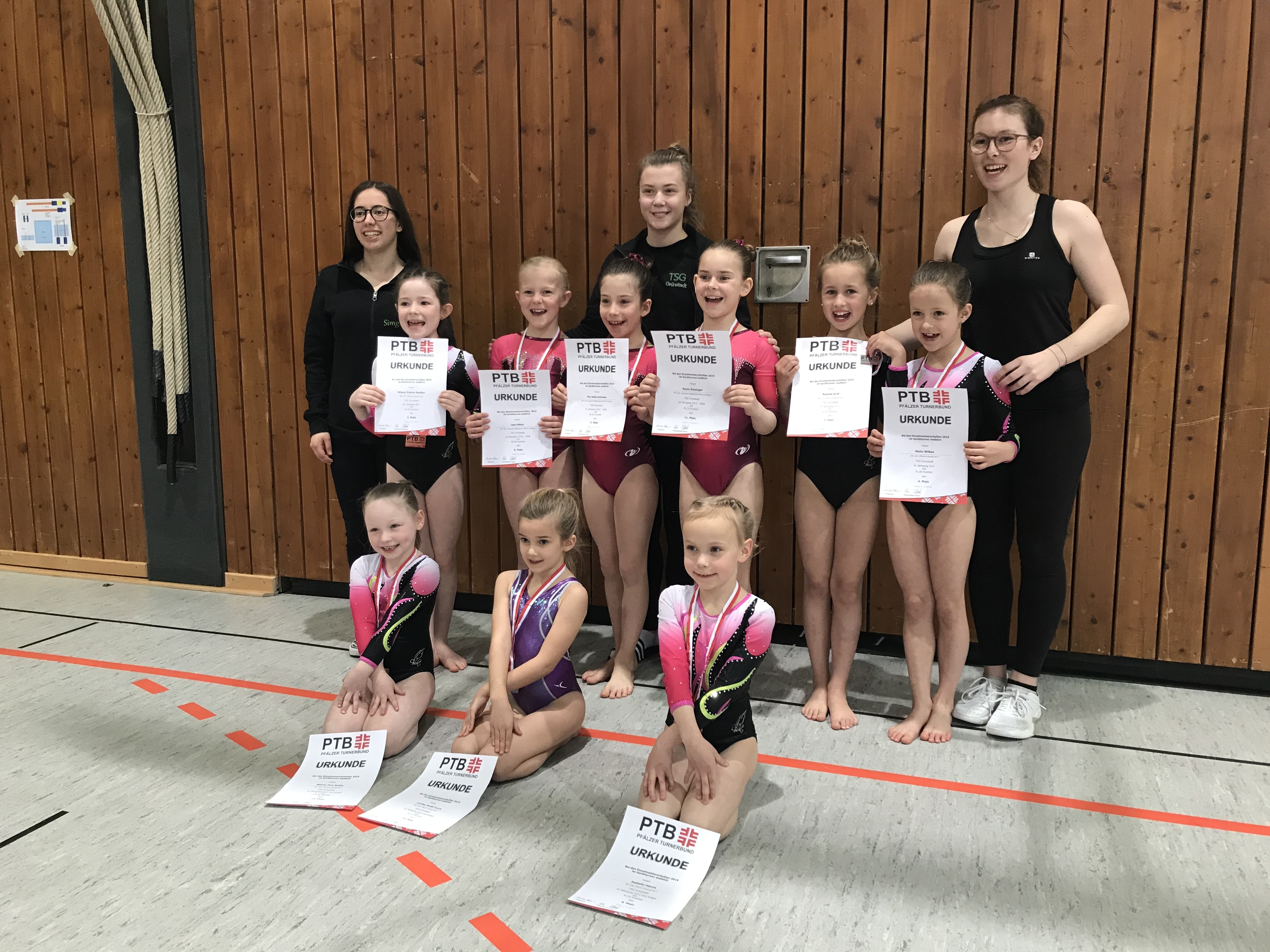 Hintere Reihe von links: Trainerin Simge K., Milena Yvaine Daulton, Lena Maier, Mia A. Andrews, Trainerin Annika Sommer, Nayla Reisinger, Pauline Graf, Malin Wilken und Trainerin Lisa Smith: Davor (von links): Milena T. Nofftz, Loreley S. Furch und Isabella Henne.