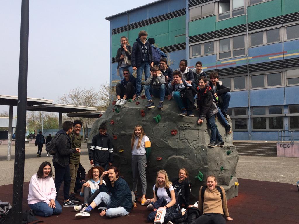 Die Schüler trafen sich vor dem Werner-Heisenberg-Gymnasium zu gemeinsamen Ausflug.