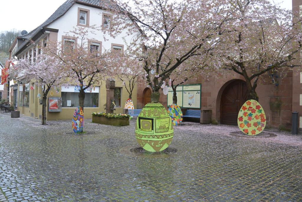 Der Osterbrunnen vor dem Büro des Trifels Kurier in Annweiler.