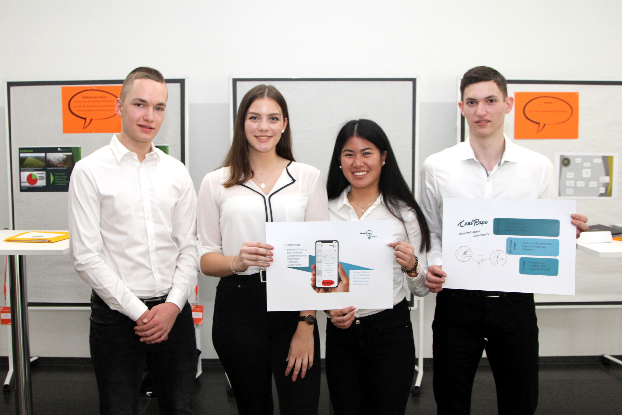 Die smarteens GmbH von der Handelslehranstalt Bruchsal
vlnr: Leon Restelica, Hannah Weschenfelder, Hai-Trieu Le, Jonas Fichtner-Pflaum
