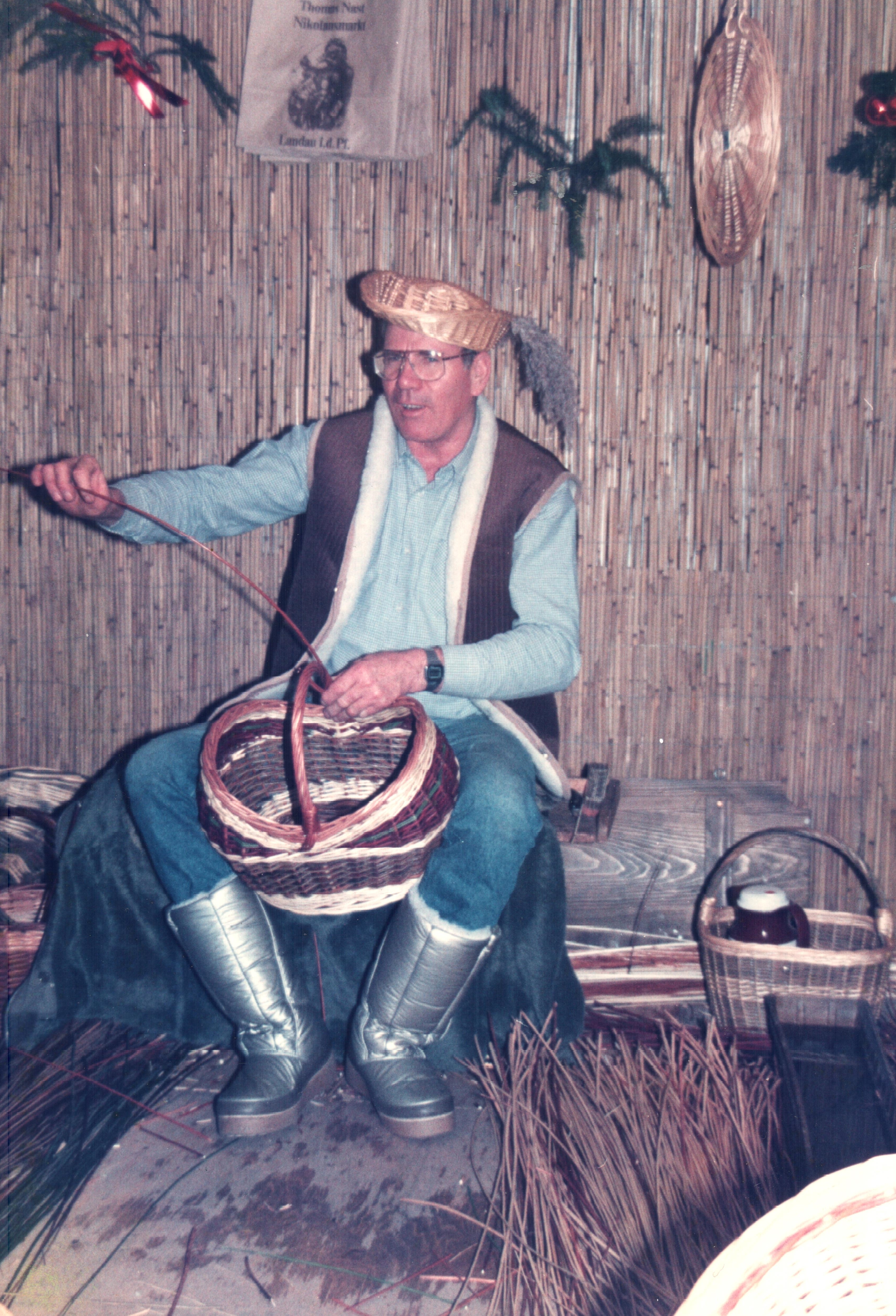 Das Bild zeigt Korbmacher Erwin Heid, der leider 2000 schon gestorben ist, aber in seiner Zeit viel für die Kultur des Korbflechtens und des Gesangs in Neupotz getan hat.