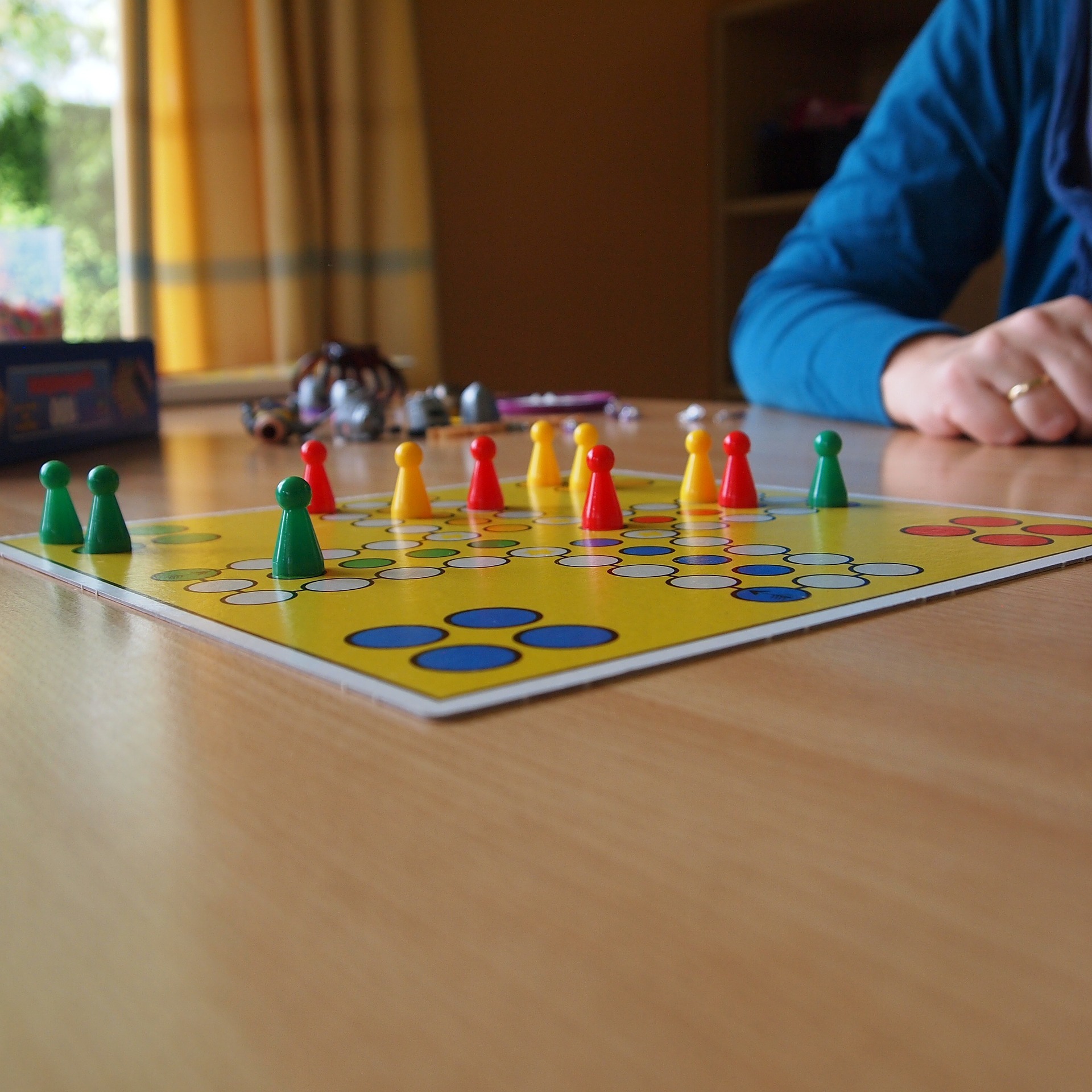„Mensch ärgere Dich nicht“ ist ein absoluter Spieleklassiker. Auch Kinder haben daran viel Spaß. Foto: Pixabay/riala
