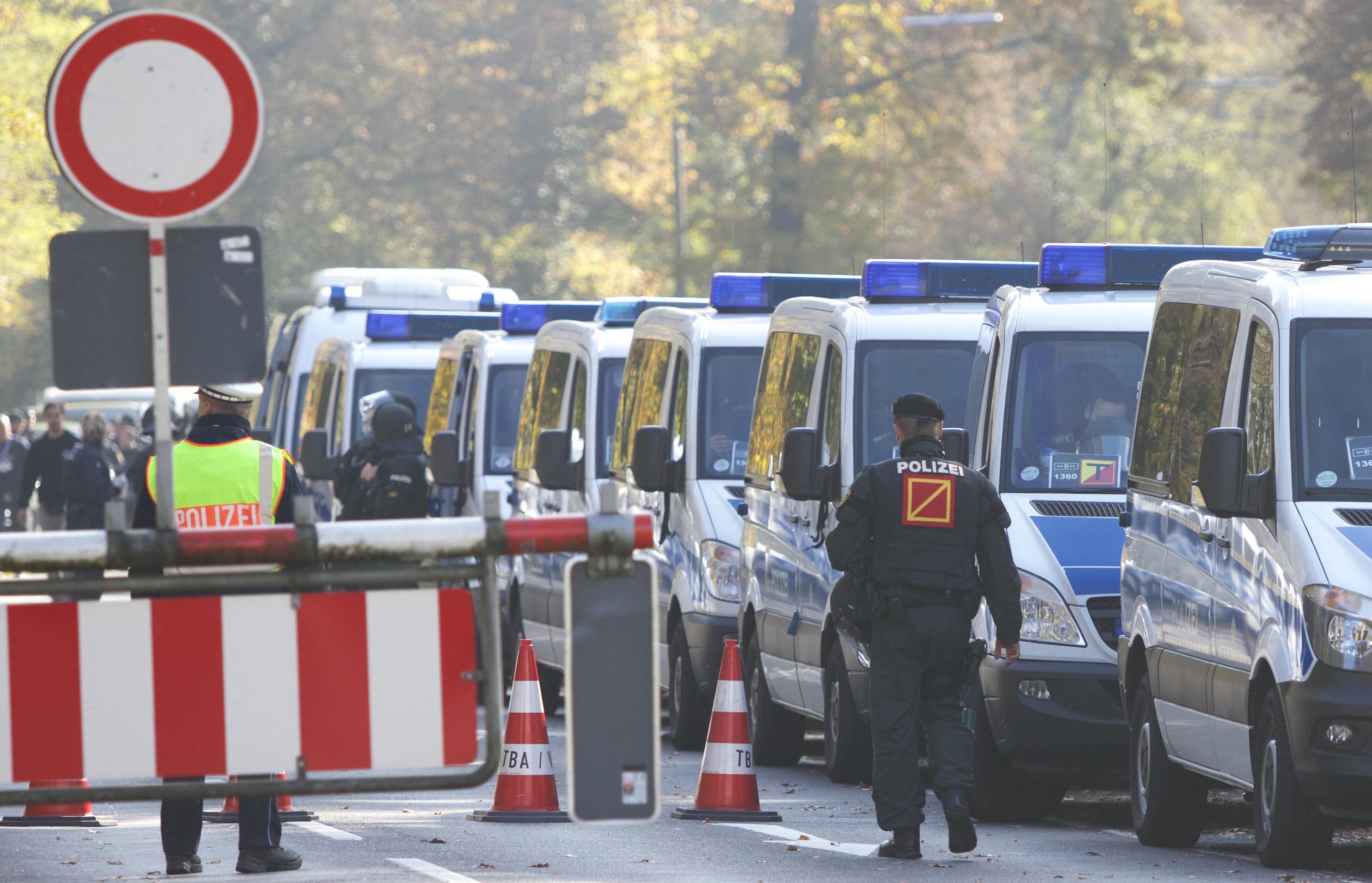 Sicherheit im Blick: Polizeiaufgebot bei einem Hochrisikospiel/Hochsicherheitsspiel in Karlsruhe, hier beim Spiel des Clubs aus der Landeshauptstadt 2016
