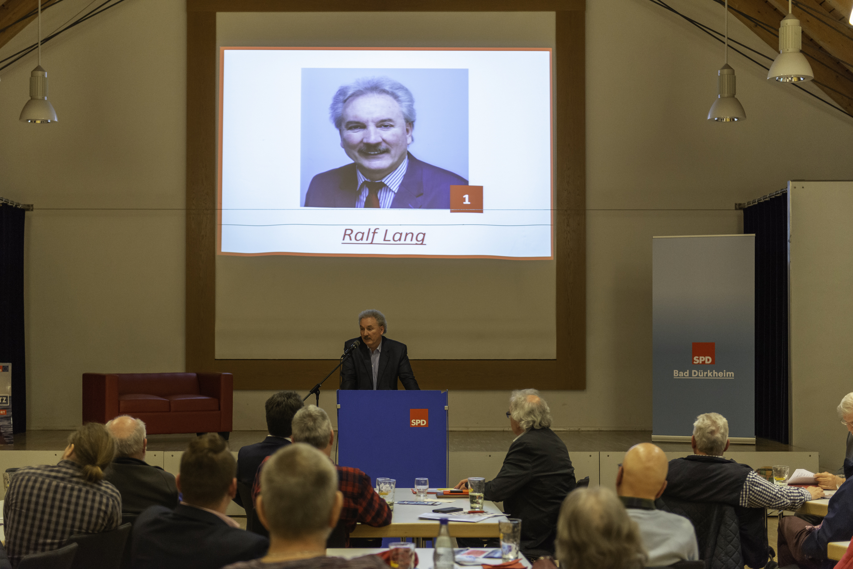 Vor zahlreichen Interessenten stellte Ralf Lang, der Fraktionsvorsitzende der Bad Dürkheimer Sozialdemokraten, das Zukunftsprogramm seiner Partei vor. Foto: privat