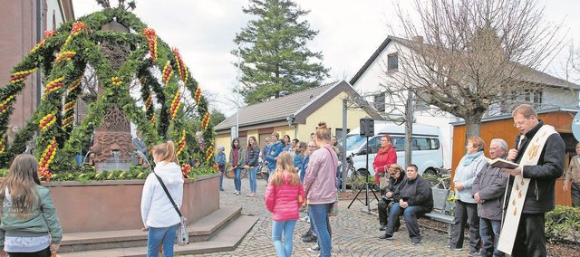 Am Ostersamstag wird das Osterfest wie 2018 (unser Bild) mit einem festlich geschmückten Osterbrunnen eingeläutet. | Foto: ps