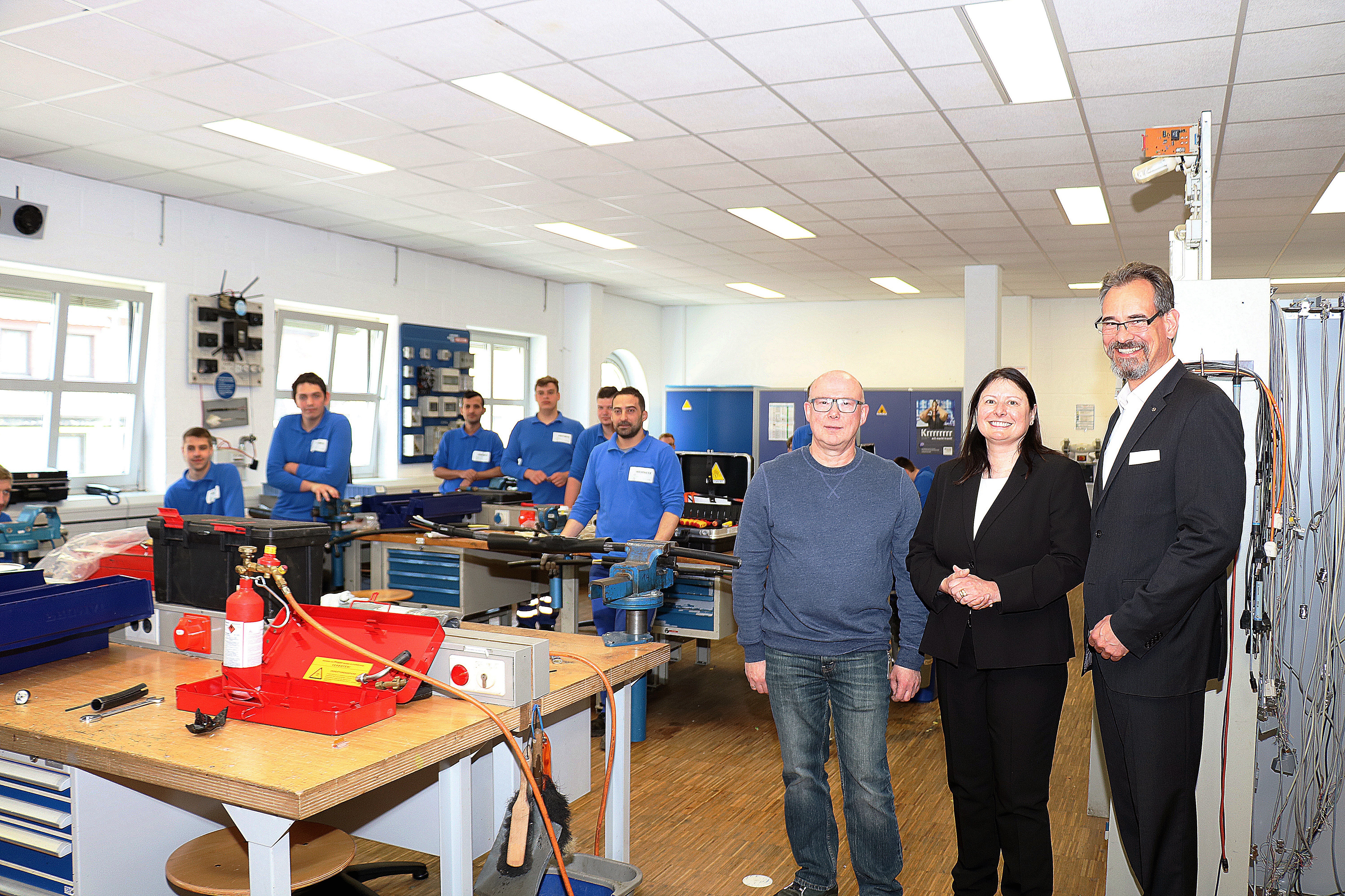 Die OIE-Vorstände Eva Wagner (2.v.r.) und Ulrich Gagneur (1.v.r.) besuchten bei ihrem Rundgang auch die Ausbildungsstätte des OIE-Verteilnetzbetreibers Westnetz.