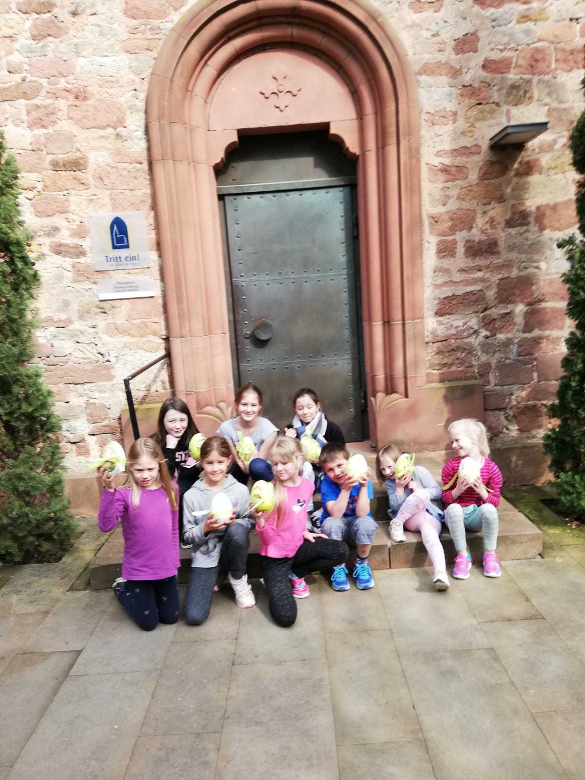 Stolz präsentierten die Seebacher Kinder ihre selbstgefertigten Kunstwerke. Foto: privat