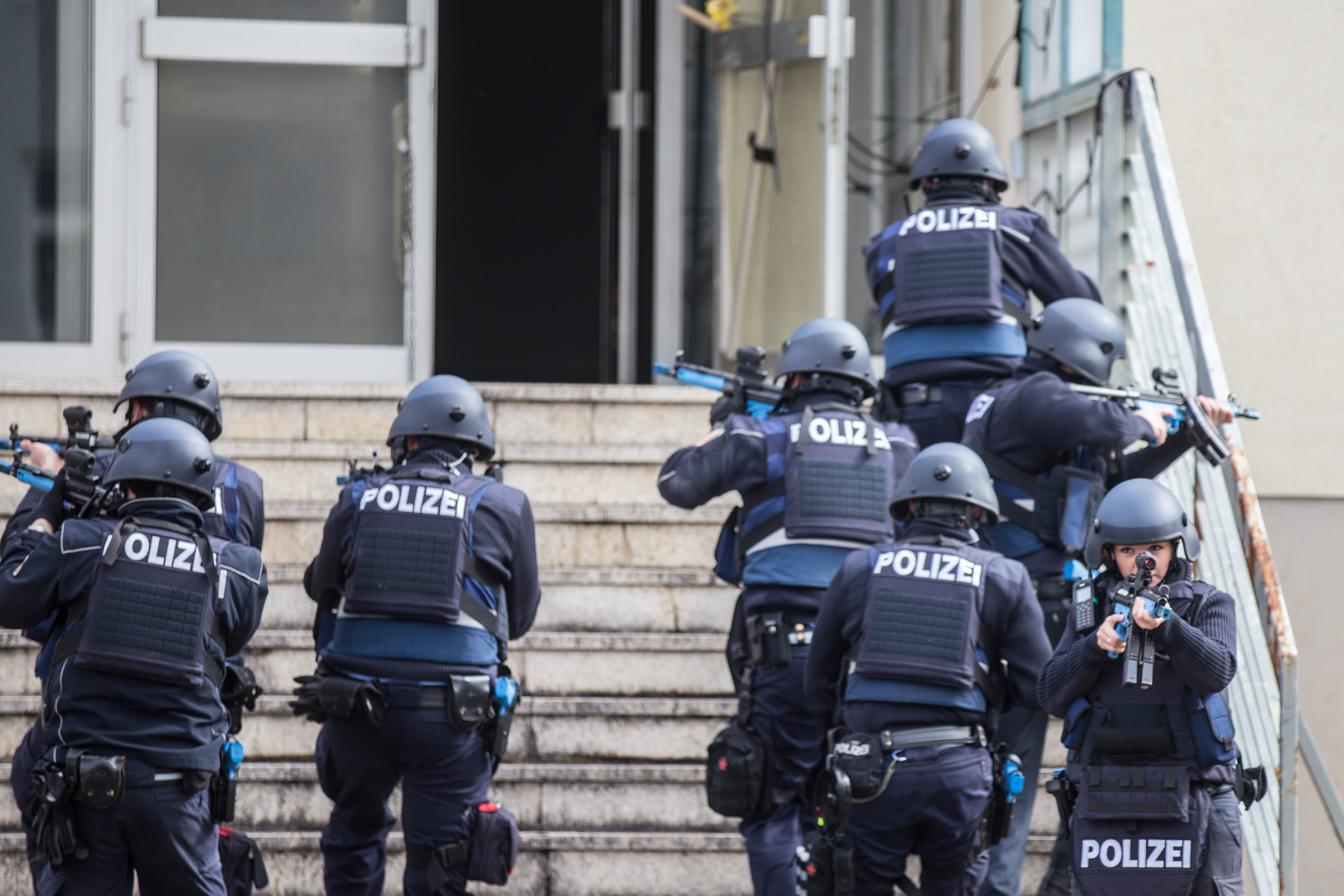 Polizisten stürmen das Verlagsgebäude, in dem ein Anschlag verübt wurde, so das Übungsszenario.