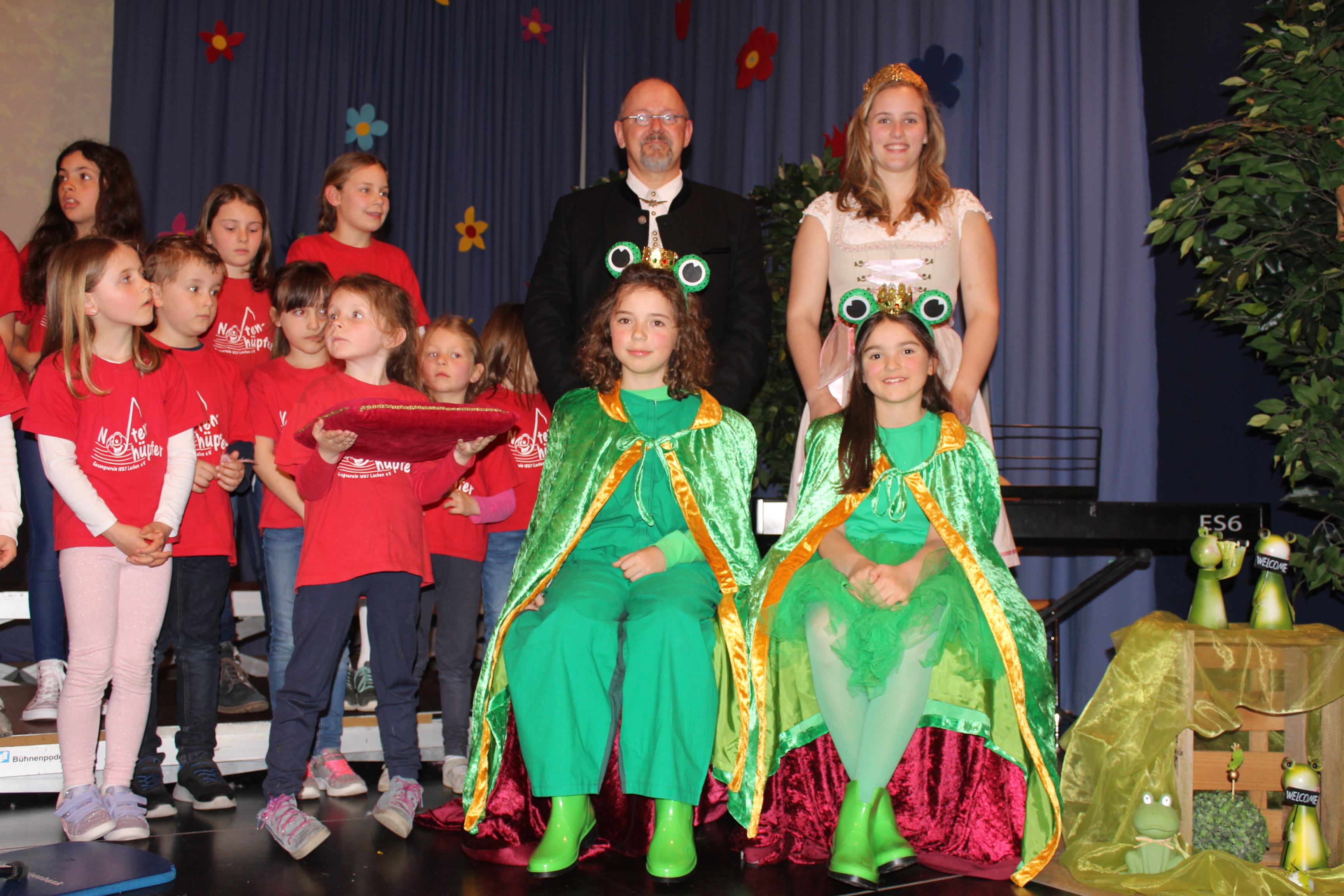 Ortsvorsteher Claus Schick und Weinprinzessin Natascha Koch krönen Anika Walther und Lina Kuhn zum neuen Froschkönigspaar.