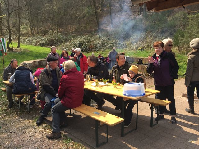 In geselliger Runde wurden Kaffe &amp; Kuchen sowie die erbeuteten Ostereier verzehrt | Foto: PWV Annweiler