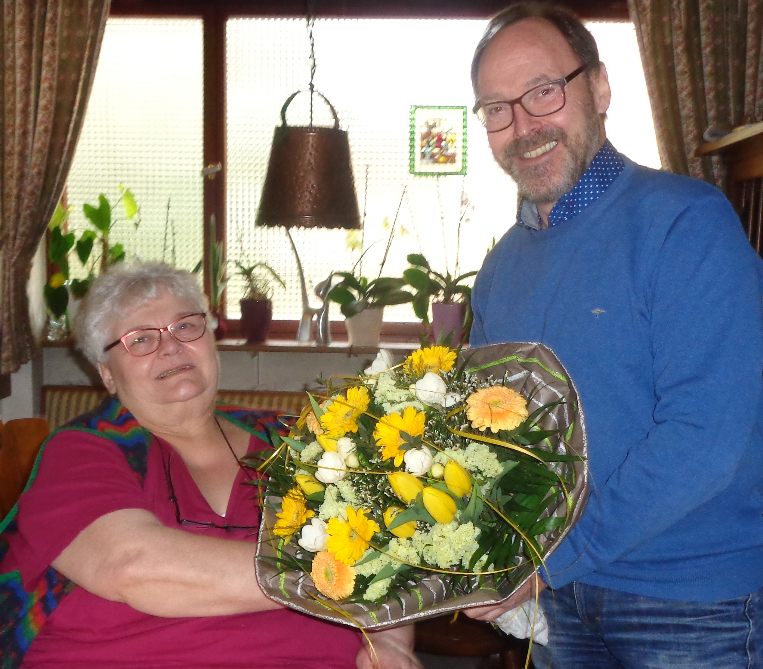 Stefan Thomas, neuer Leiter der Tourist-Information Wachenheim, gratulierte Annemarie Keifel-Sauer zum Jubiläum.