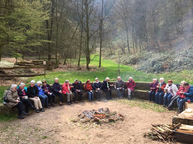 Die PWV Veteranen versammelten sich am Lagerfeuer | Foto: PWV Annweiler