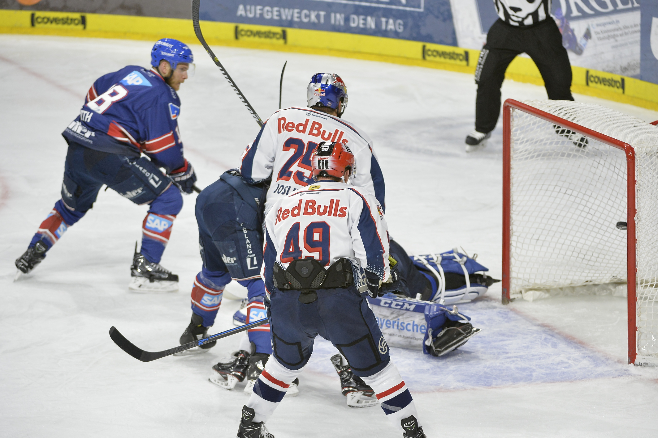 Mannheims Ben Smith (links) erzielt das 1:0 für die Adler im ersten von maximal sieben Finalspielen gegen Red Bull München.