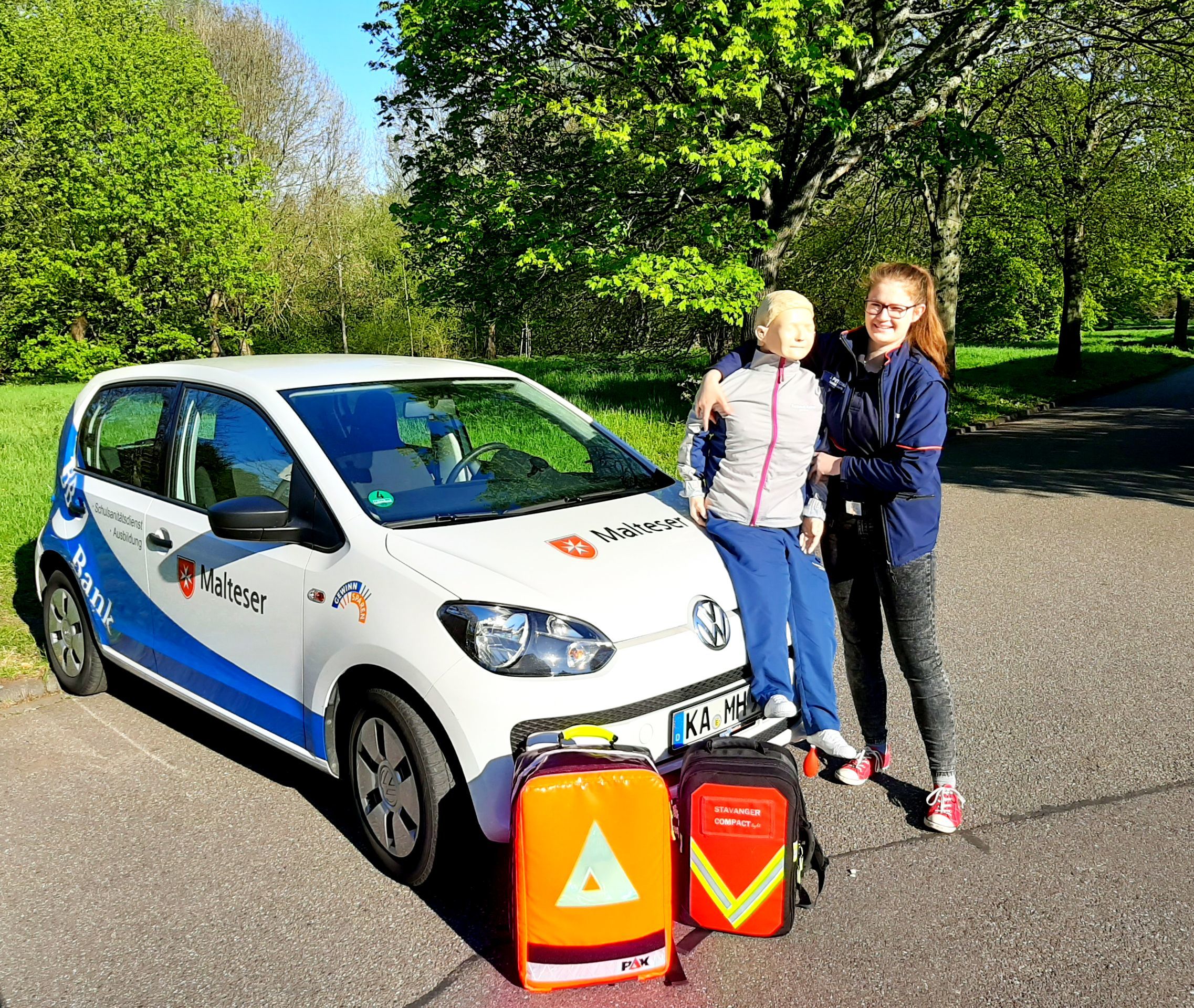 Julia mit ihrer Übungspuppe Anne und ihrem Equipment für ihre Einsätze