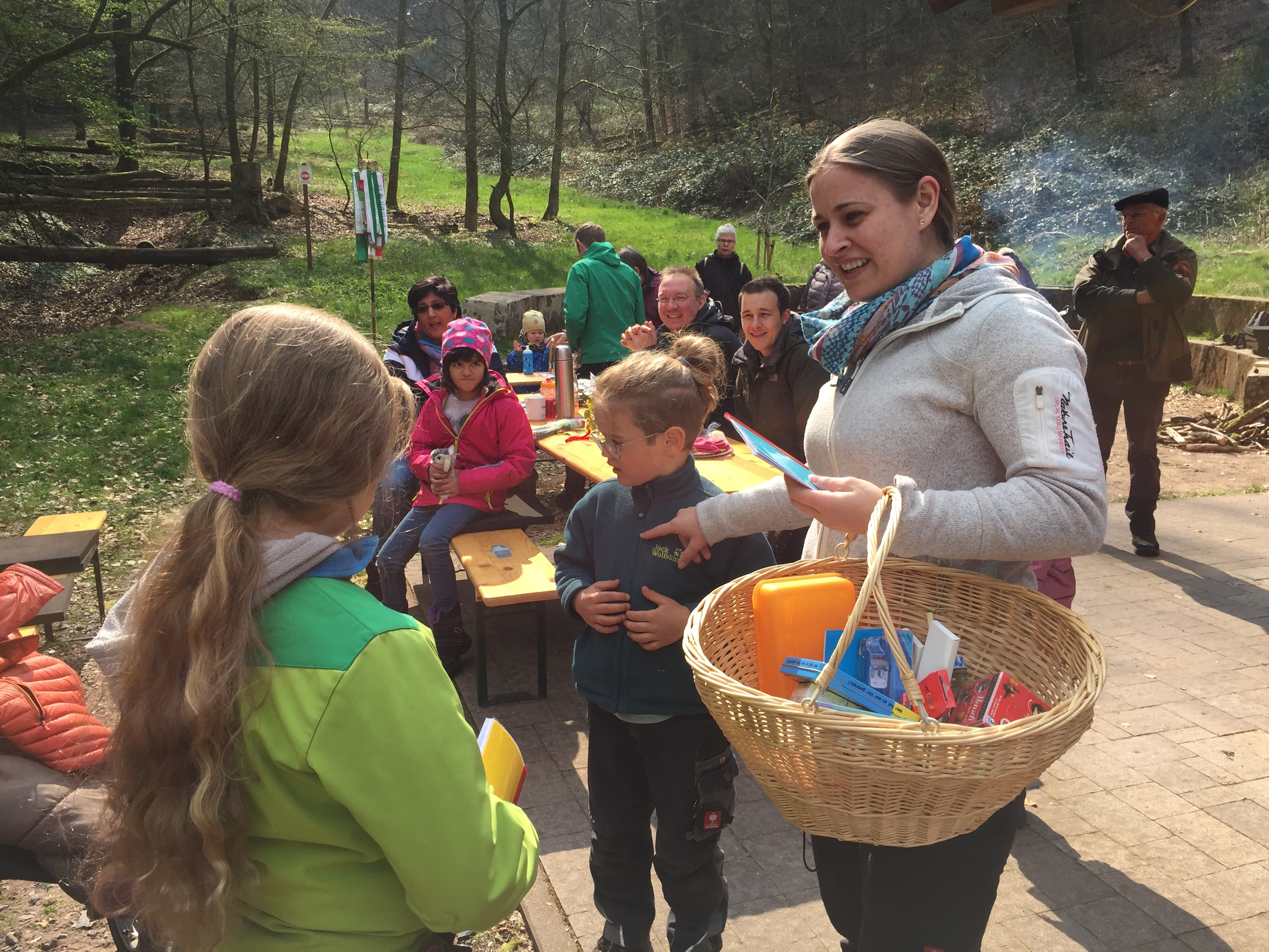 PWV Jugendwartin Lisa-Miriam Burkard beim Verteilen der Geschenke für die Wanderkinder.