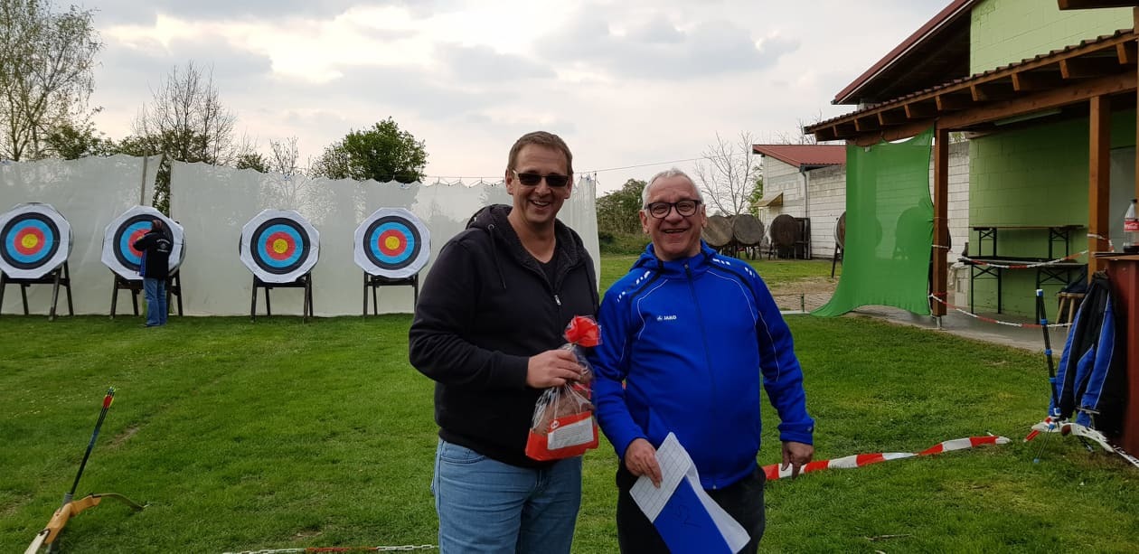 Osterhasen-Jagd mit Pfeil & Bogen auf Dartscheibe.
Michael Rheinheimer und Werner Buchmann bei der Preisübergabe.