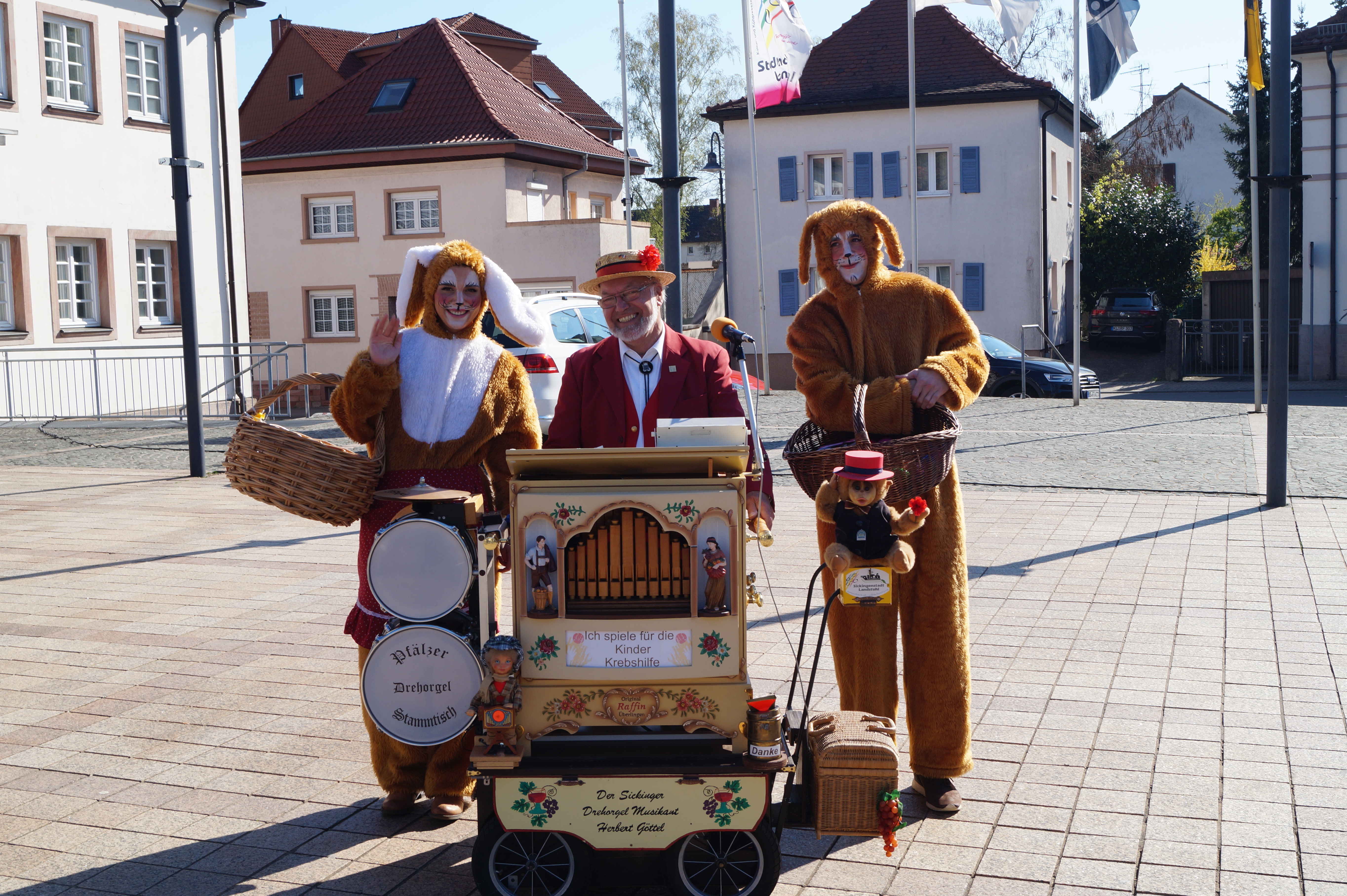 Sorgten für Osterstimmung auf dem Wochenmarkt: Herbert Göttel und die beiden Osterhasen