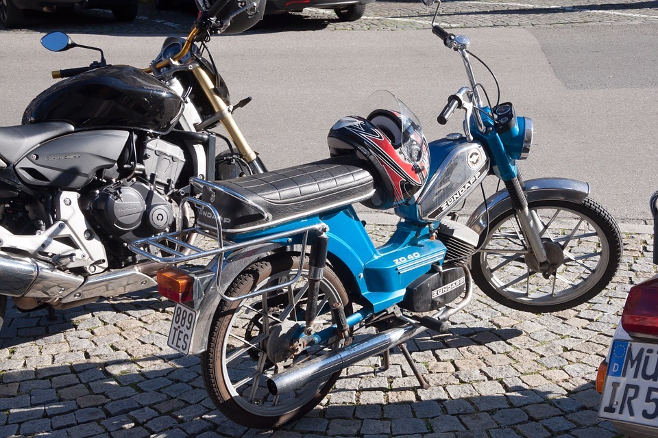 Wer auf dem Mofa ohne Helm unterwegs ist, wird ziemlich sicher von der Streife angehalten.
