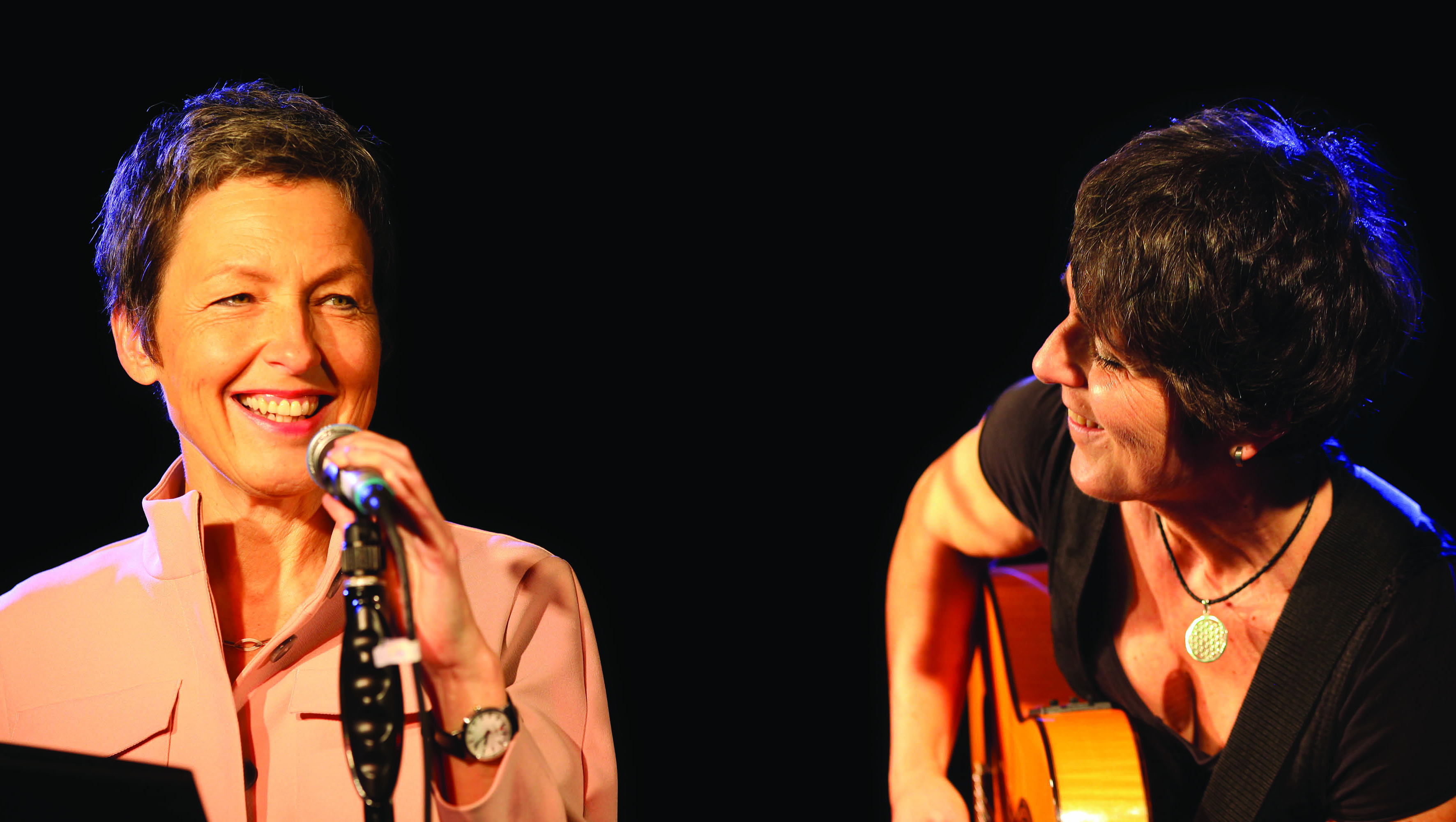 Im Rahmen der Aktion „Das gryne Band“ werden Gitarristin Jutta Keller (re.) und Rezitatorin Dr. Anette Brechtel (li.) noch einmal auf berührend-bewegende Weise Musik und Lyrik verbinden. Foto: Petra Steinbacher