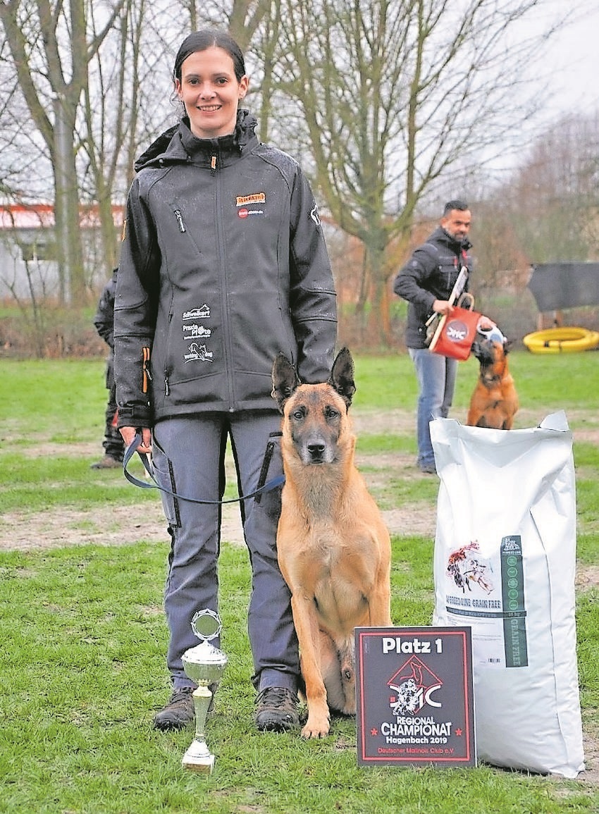 Das Siegerpaar beim Hundeturnier.