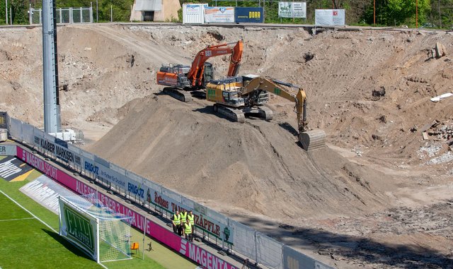 Bagger im Stadion | Foto: wow.pics.ka