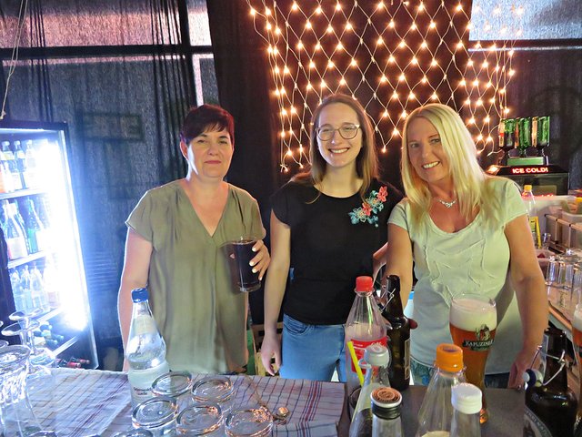 Die guten Geister hinter dem Tresen  | Foto: Brigitte Melder