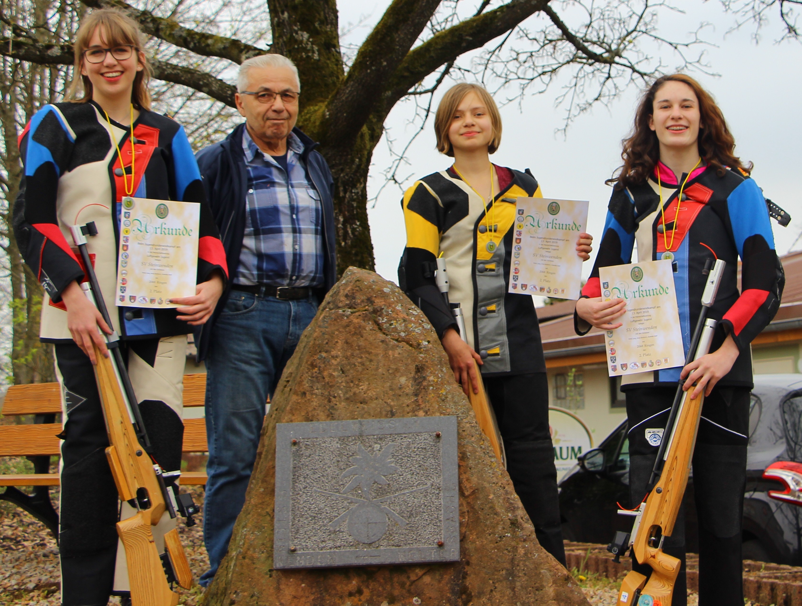 Das erfolgreiche Jugendteam mit ihrem Trainer: Emily Lang, Trainer Alex Weber, Annabella Seidel und Anna Benkovic (von links) Foto: PS