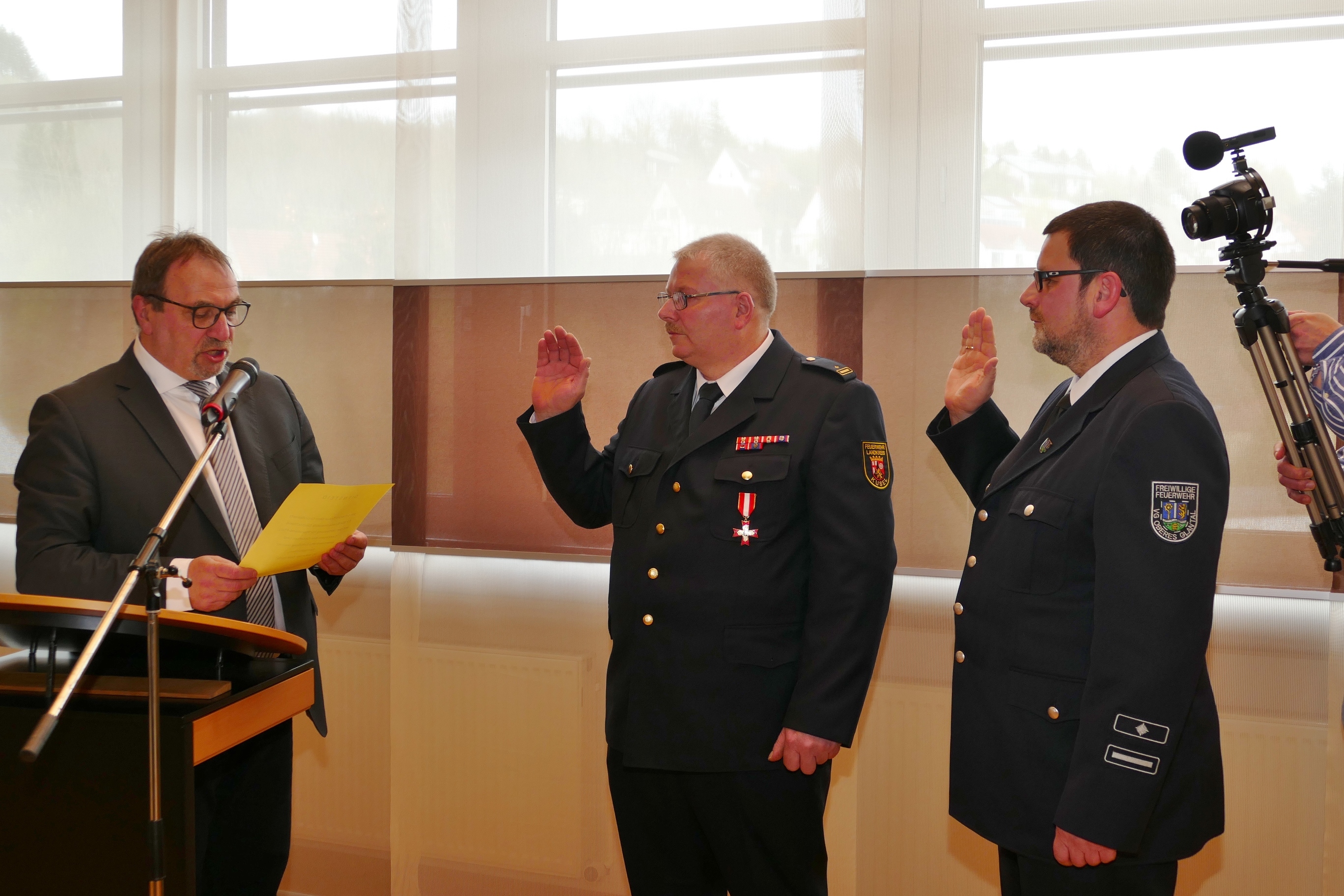 Landrat Otto Rubly ernennt Norbert Braun und Stefan Reichhardt. Foto: Horst Cloß