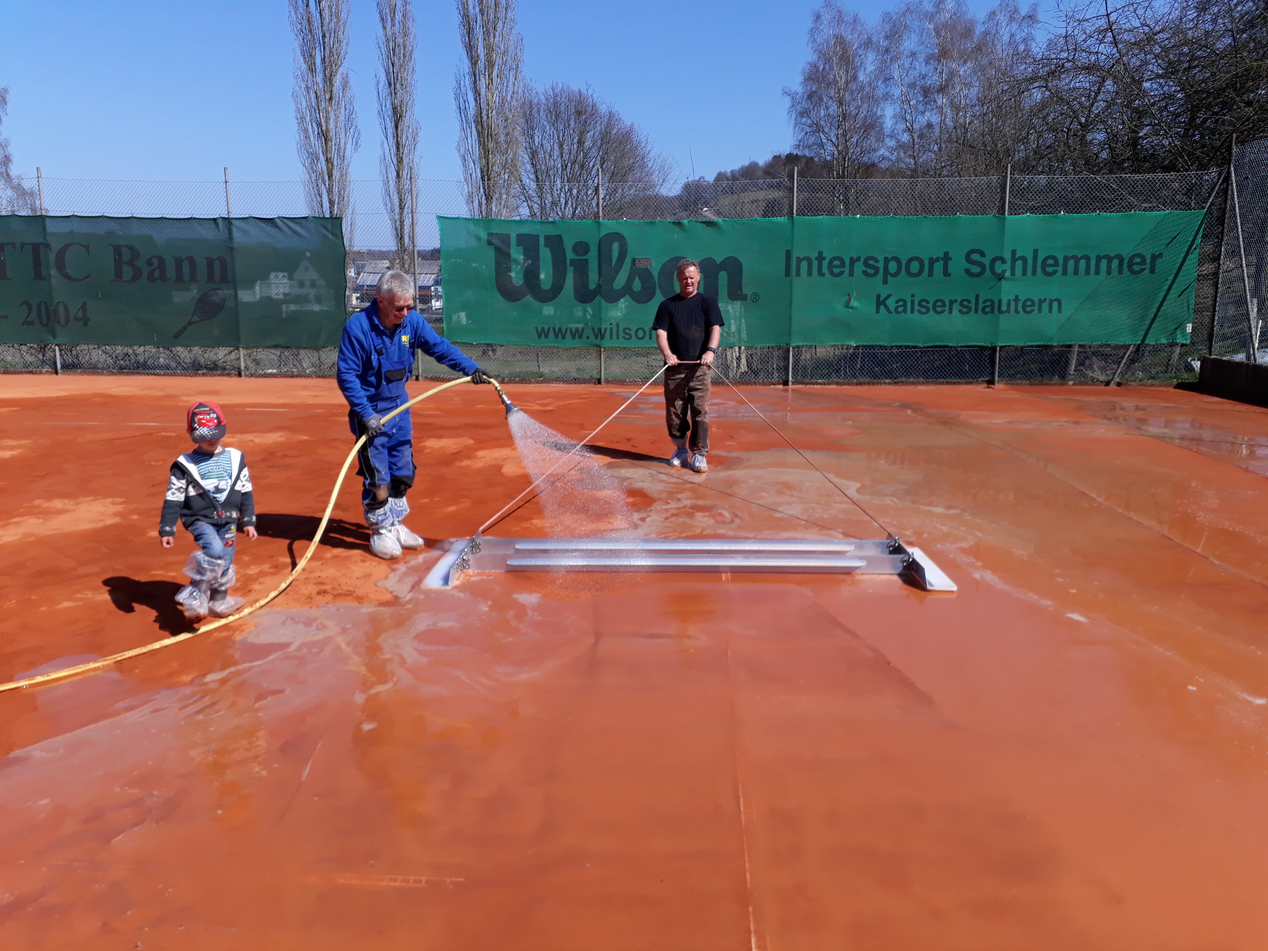 Vorbereitung der Tennisplätze Foto: Germann