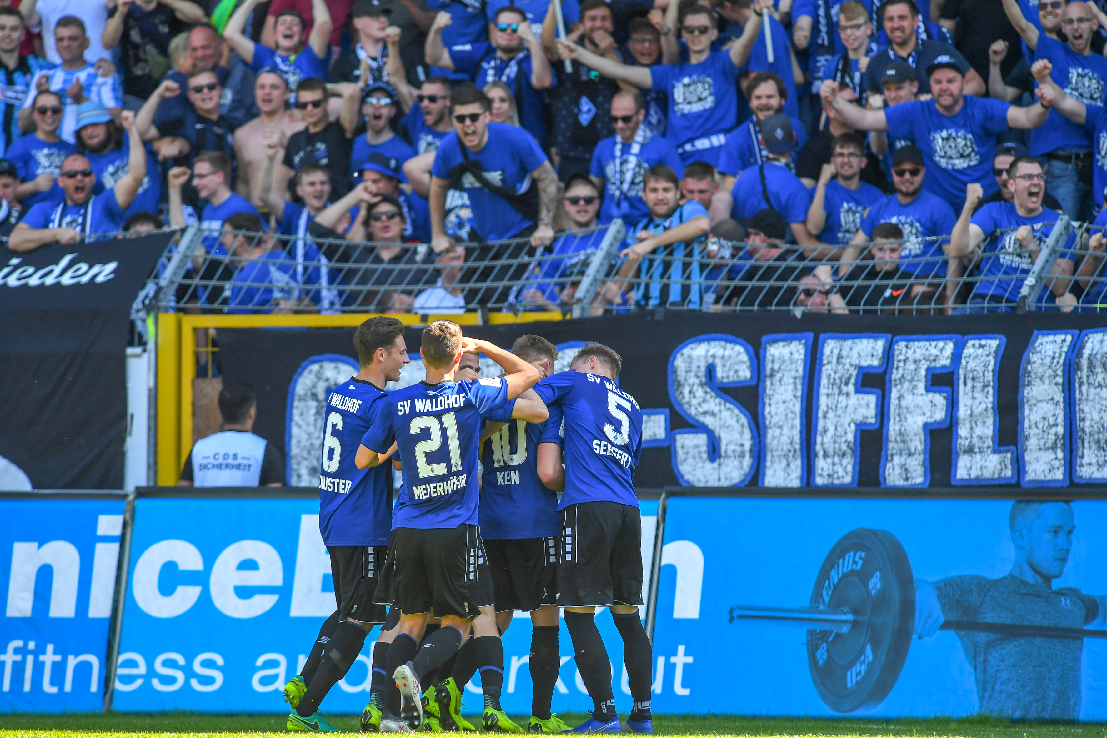 Jubel nach dem 1:0 von Waldhofs Timo Kern beim Spiel gegen VfR Wormatia Worms, der damit den Aufstieg in die 3. Liga besiegelt.