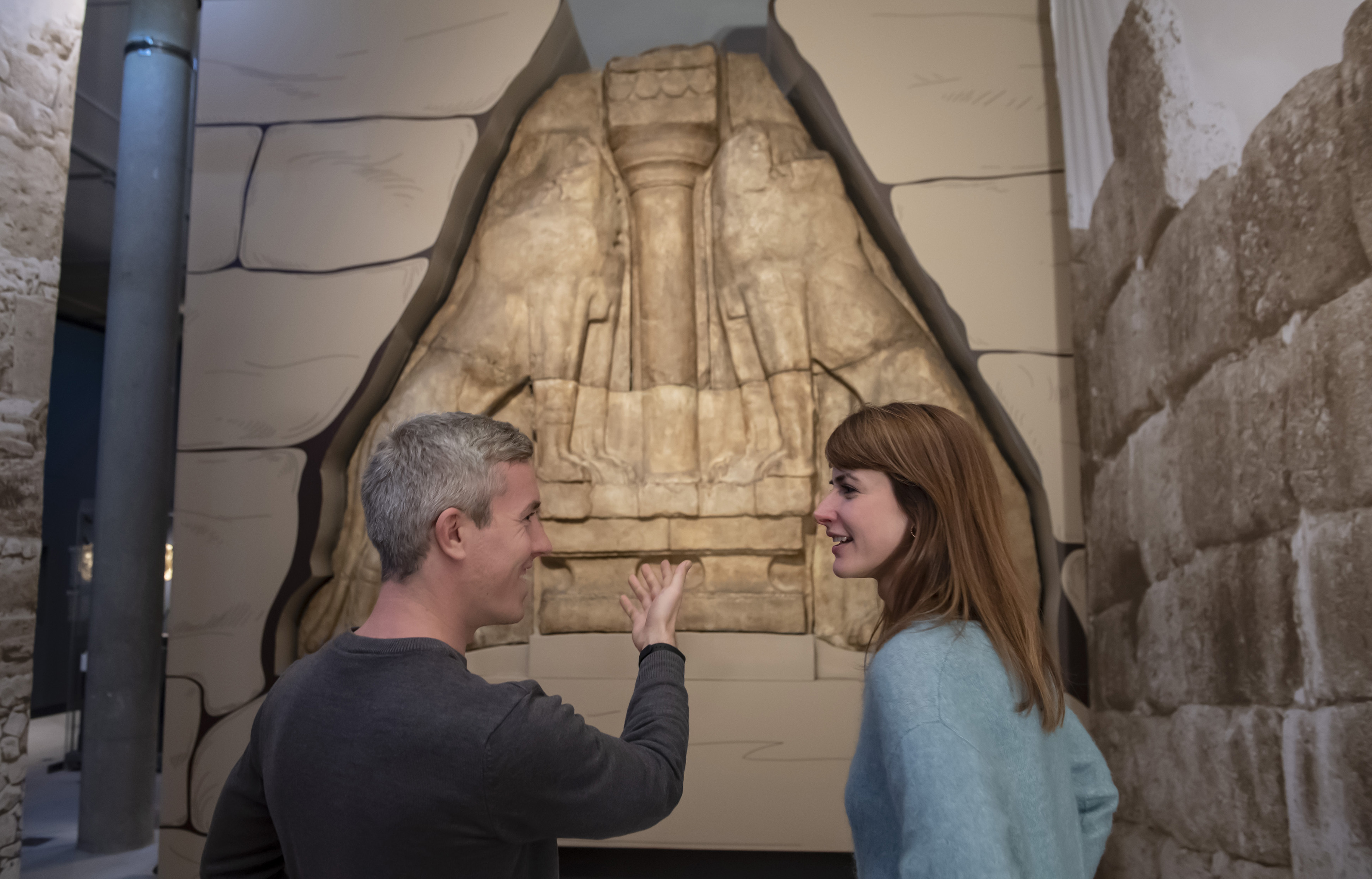 Blick auf den originalgetreuen Gipsabguss des Löwentors aus dem Allard Pierson Museum Amsterdam.