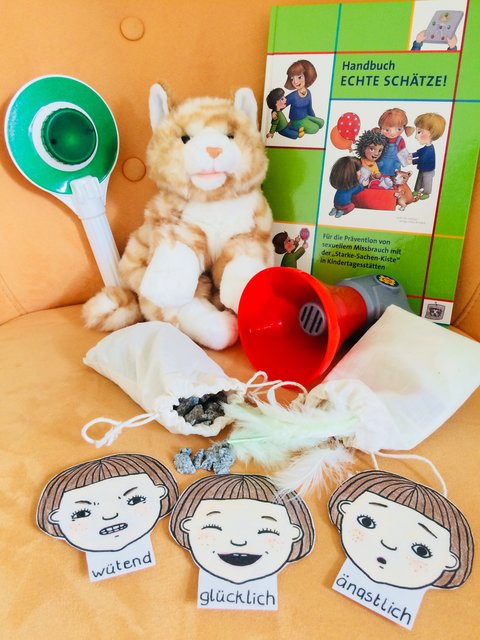 „Starke Sachen“ für die präventive Arbeit mit Kindergartenkindern sind z.B. eine Polizeikelle, ein Megaphon, eine Kätzchen-Handpuppe, das „Echte-Schätze“-Buch, gemalte Gesichter, die Gefühle ausdrücken, oder mit Steinen oder Federn gefüllte Säckchen, die versinnbildlichen, wie leicht bzw. schwer sich gute oder schlechte Geheimnisse anfühlen (Copyright: DKSB).