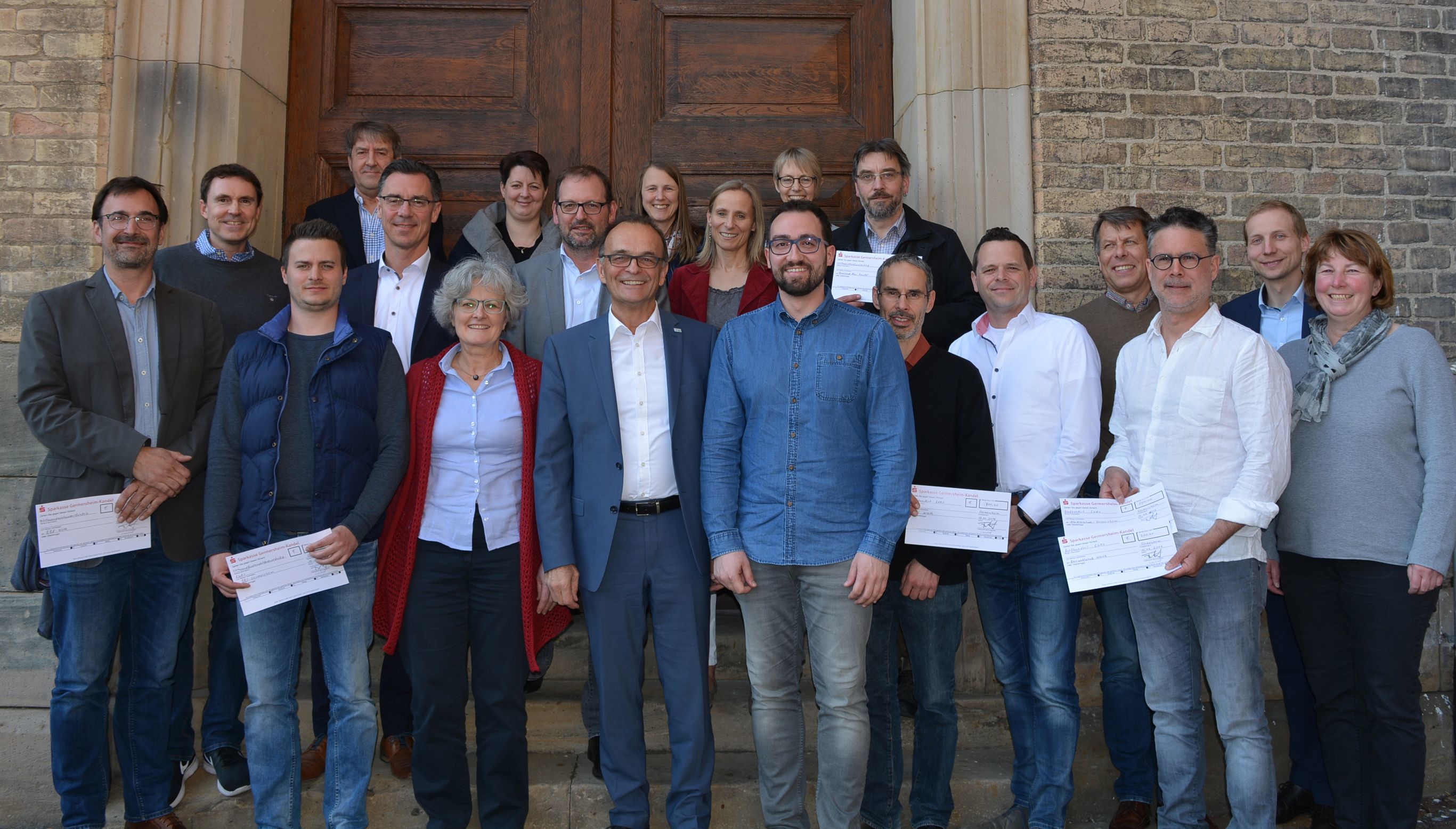 Erfreute Gesichter bei den Lehrkräften und Schulleitern nach der Übergabe der Energieeinsparprämien.