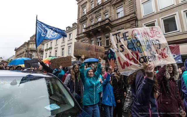  Rund 2.000 Karlsruher Jugendliche haben am Freitag, 26. April, im Rahmen der Aktion "Fridays For Future" wieder für den Klimaschutz demonstriert. | Foto: Paul Needham