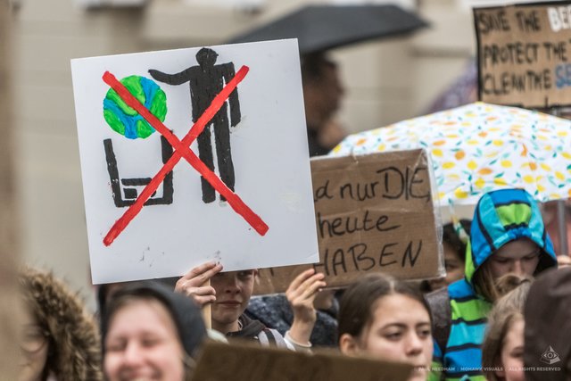  Rund 2.000 Karlsruher Jugendliche haben am Freitag, 26. April, im Rahmen der Aktion "Fridays For Future" wieder für den Klimaschutz demonstriert. | Foto: Paul Needham