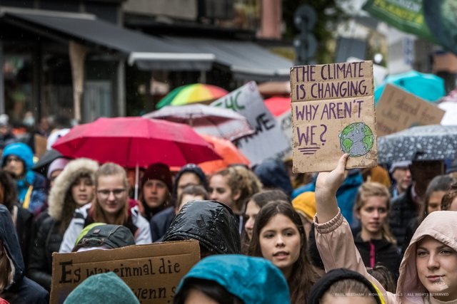  Rund 2.000 Karlsruher Jugendliche haben am Freitag, 26. April, im Rahmen der Aktion "Fridays For Future" wieder für den Klimaschutz demonstriert. | Foto: Paul Needham