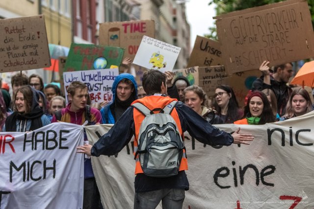  Rund 2.000 Karlsruher Jugendliche haben am Freitag, 26. April, im Rahmen der Aktion "Fridays For Future" wieder für den Klimaschutz demonstriert. | Foto: Paul Needham