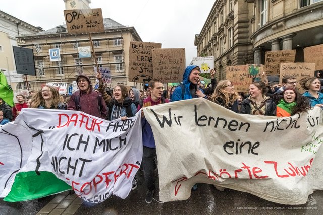  Rund 2.000 Karlsruher Jugendliche haben am Freitag, 26. April, im Rahmen der Aktion "Fridays For Future" wieder für den Klimaschutz demonstriert. | Foto: Paul Needham