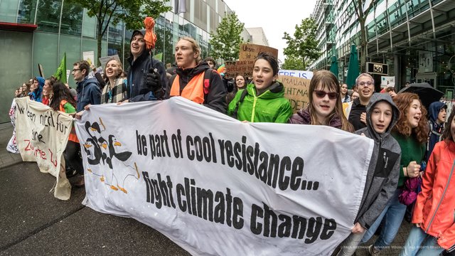  Rund 2.000 Karlsruher Jugendliche haben am Freitag, 26. April, im Rahmen der Aktion "Fridays For Future" wieder für den Klimaschutz demonstriert. | Foto: Paul Needham
