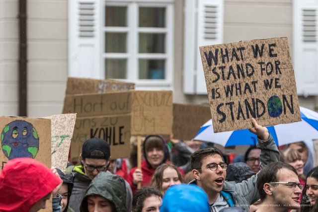  Rund 2.000 Karlsruher Jugendliche haben am Freitag, 26. April, im Rahmen der Aktion "Fridays For Future" wieder für den Klimaschutz demonstriert. | Foto: Paul Needham