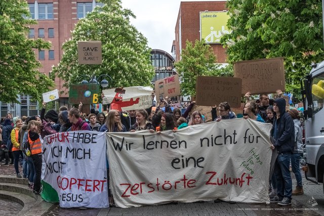  Rund 2.000 Karlsruher Jugendliche haben am Freitag, 26. April, im Rahmen der Aktion "Fridays For Future" wieder für den Klimaschutz demonstriert. | Foto: Paul Needham