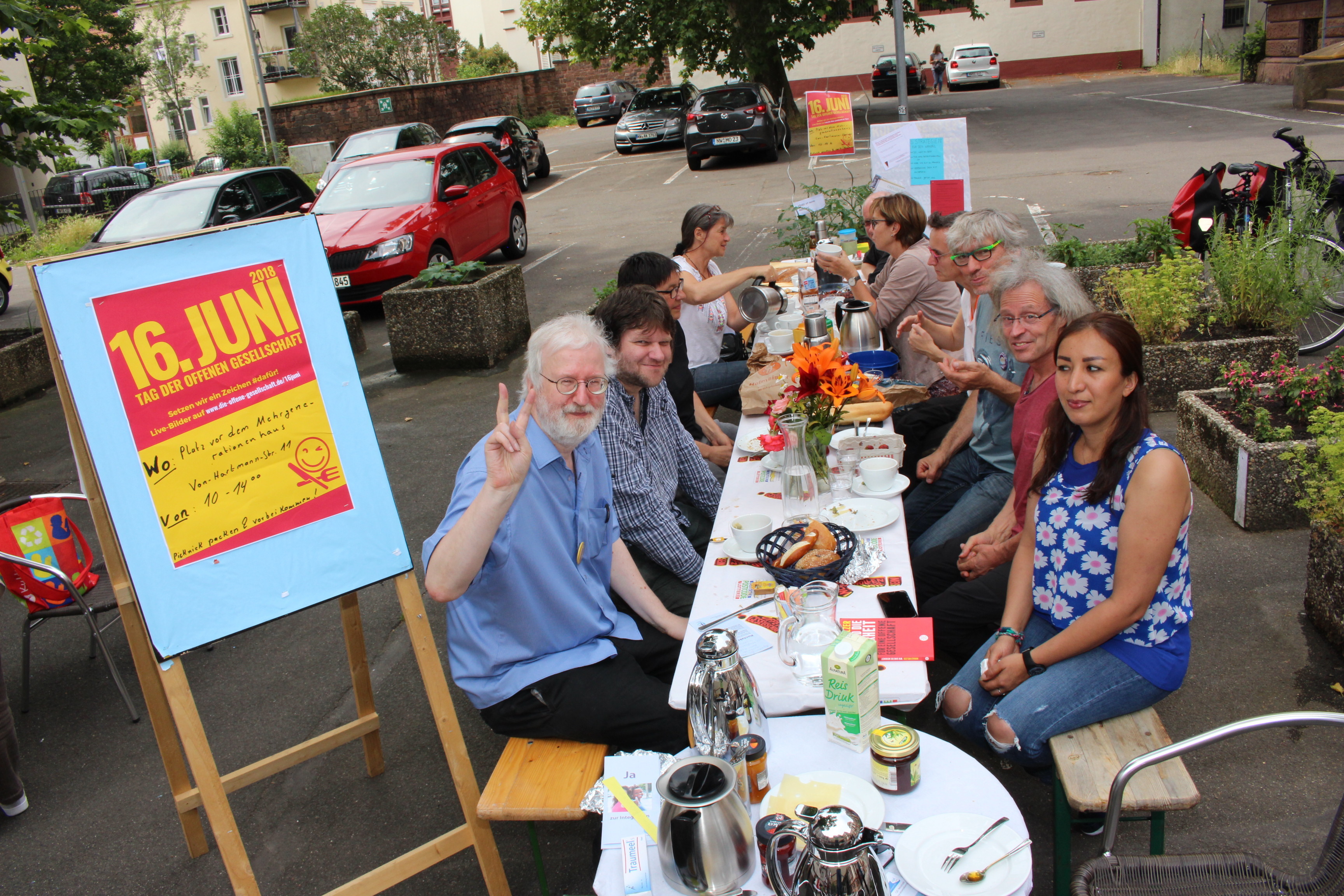 In Neustadt wurden im vergangenen Jahr am Mehrgenerationenhaus zum Tag der offenen Gesellschaft Tische und Stühle raus gestellt, um ins Gespräch zu kommen.