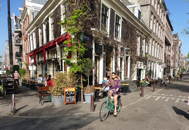 In Amsterdam nicht wegzudenken sind die vielen Cafes, Bistros und Kneipen, die allgegenwärtigen Fahrräder und nicht minder die hübschen Meisjes. | Foto: Harald Schönig 