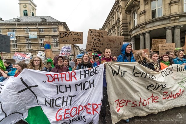  Rund 2.000 Karlsruher Jugendliche haben am Freitag, 26. April, im Rahmen der Aktion "Fridays For Future" wieder für den Klimaschutz demonstriert. | Foto: Paul Needham